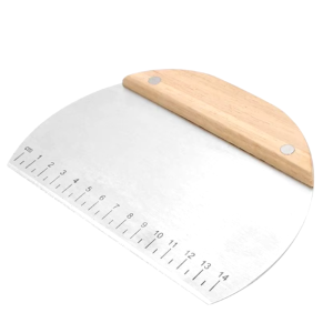 Stainless steel noodle knife with an oak handle, designed for cutting dough, potatoes, and pizza with precision and ease.