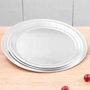 Wide rim aluminum pizza pan in multiple sizes, durable and lightweight, perfect for baking and serving pizzas and other dishes. 